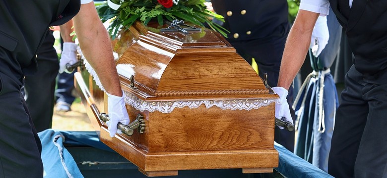 Rewolucja w zasiłkach pogrzebowych! Ta zmiana uderzy w portfele tysięcy Polaków. Sprawdź, co zmienia się w 2026 roku!