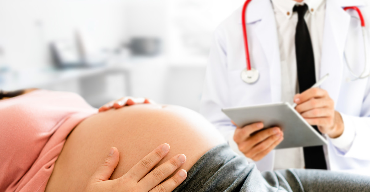 Sączenie wód płodowych w ciąży – co robić?