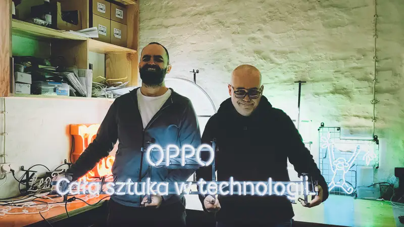 Michał i Miłosz z ukończonym neonem. Zdjęcia zostały wykonane telefonem OPPO Reno4 Pro 5G foto: Karol Olech