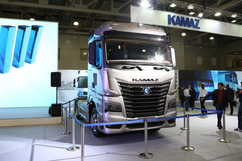 Kamaz 54901 z kabiną od Mercedesa Actros