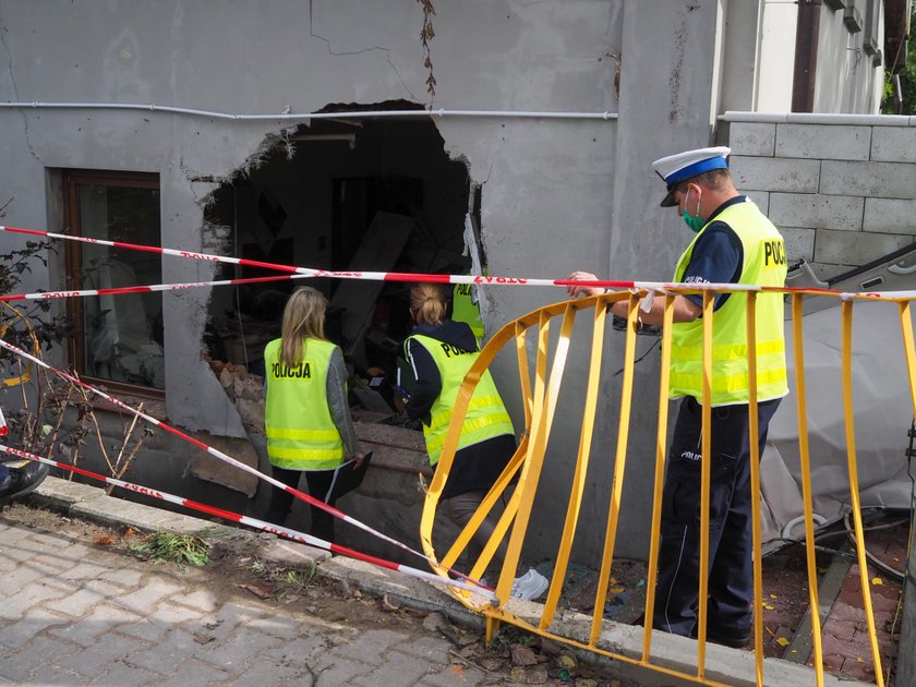 Dramatyczny finał szaleńczego rajdu. Samochód wjechał w dom!