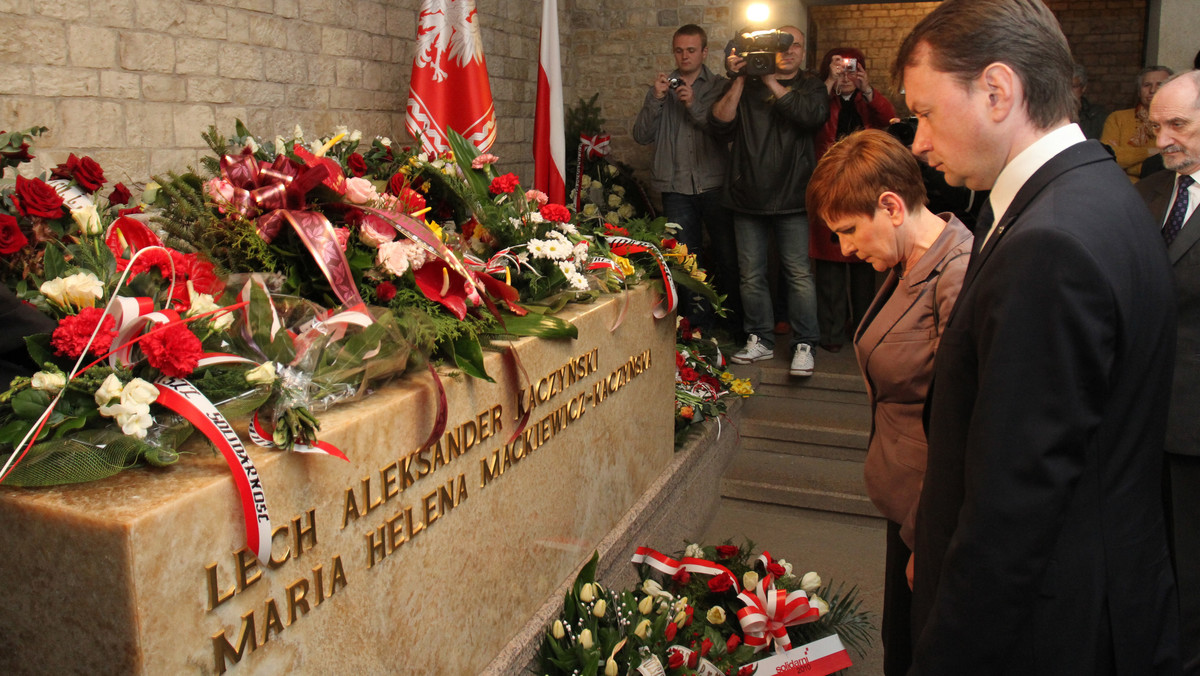 Z udziałem Marty Kaczyńskiej, córki zmarłej pary prezydenckiej, w Bazylice Mariackiej w Krakowie odprawiono mszę św. w intencji wszystkich ofiar katastrofy smoleńskiej. Nabożeństwo odbyło się w pierwszą rocznicę pogrzebu Lecha i Marii Kaczyńskich na Wawelu.