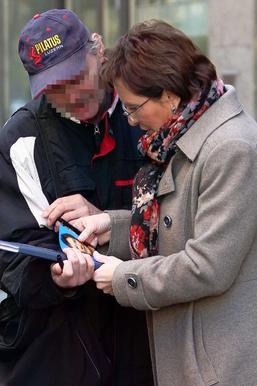 Pani minister rozdaje autografy