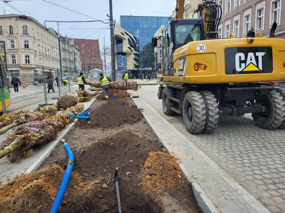 Na Al. Marcinkowskiego dotarł pierwszy transport nowych drzwi fot. PIM