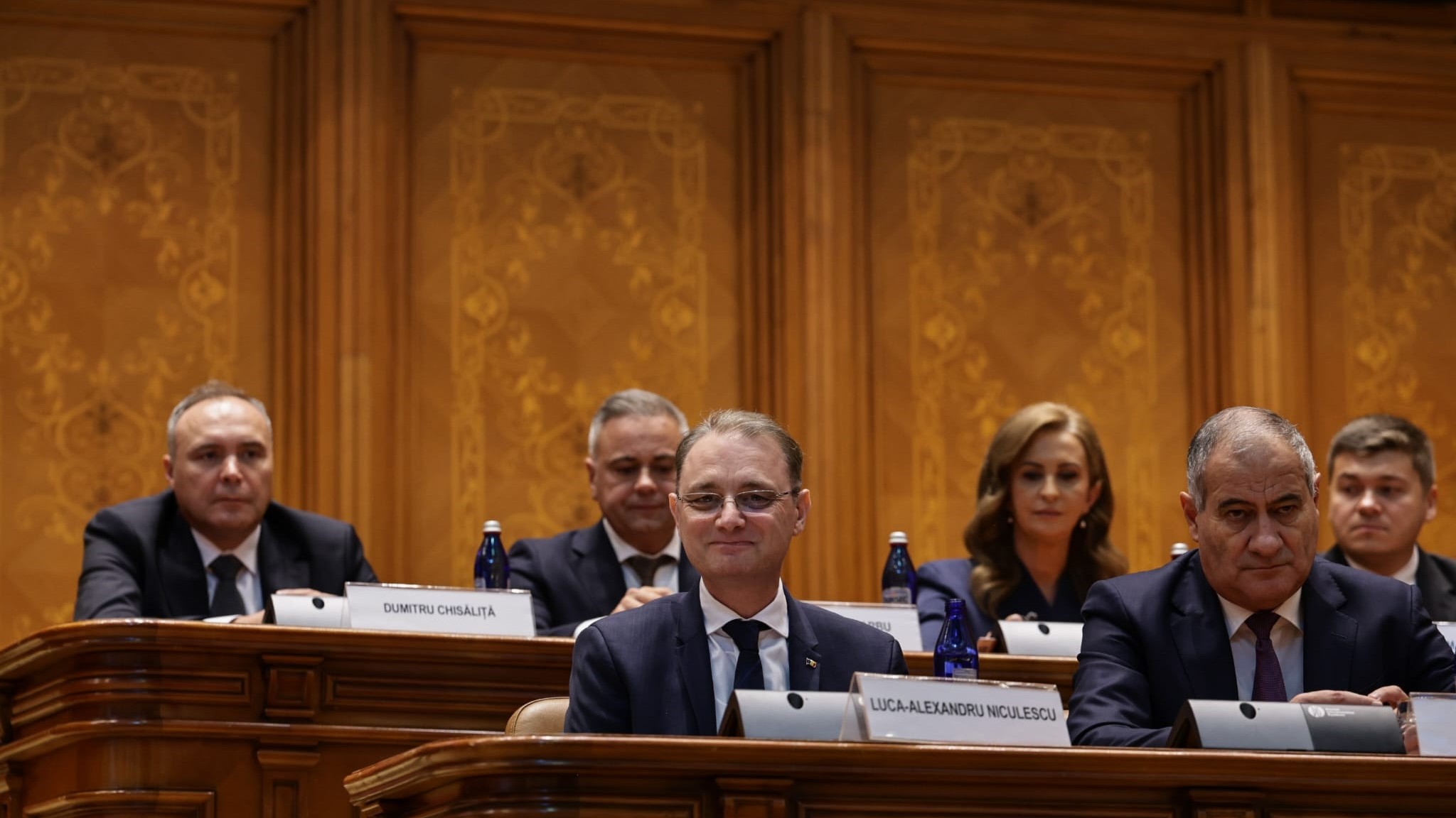 Agheasmă, tămâie, un ministru huiduit și cascade de reproșuri. Guvernul Niculescu, votat, dar neaplaudat