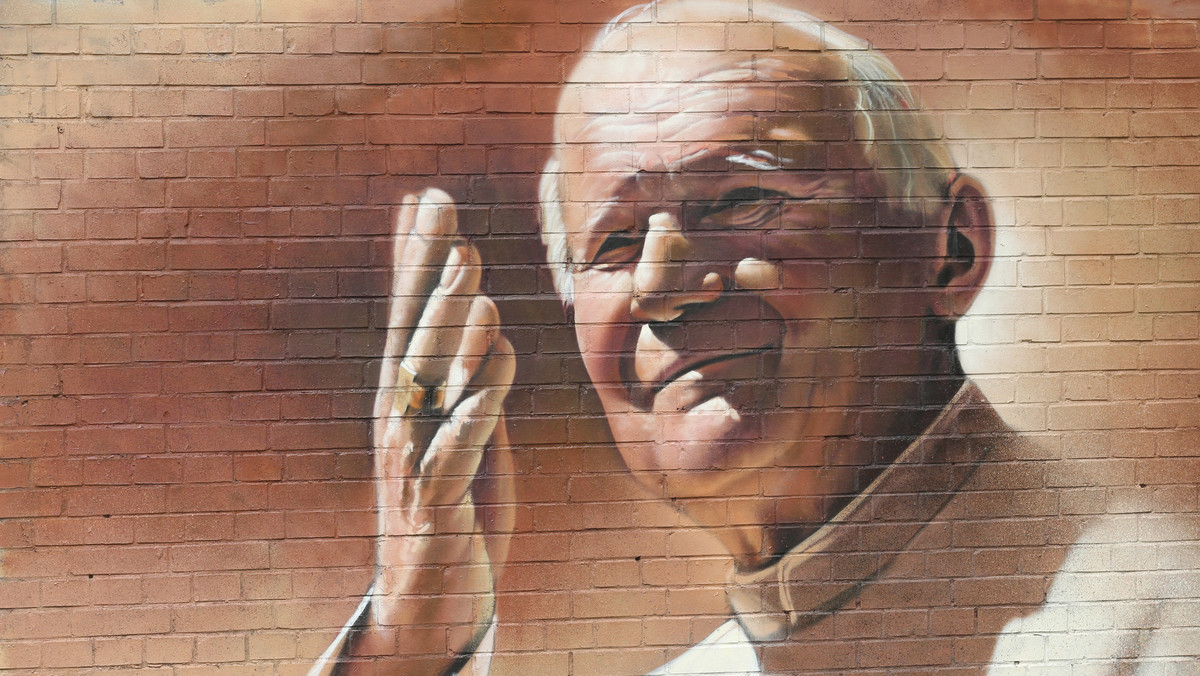 Portret uśmiechniętego Jana Pawła II z dłonią wyciągniętą w geście pozdrowienia pojawił się w Krakowie na murze przy al. Kijowskiej. Autorem muralu jest krakowski artysta Jerzy Rojkowski. To już piąta podobizna papieża, którą namalował w tym miejscu.