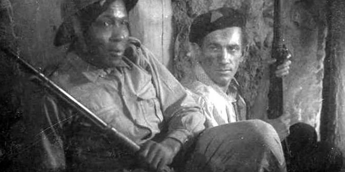 To zdjęcie przedstawia Augusta Agbalę O'Browna, ale nie zostało wykonane w czasie powstania, lecz przy kręceniu filmu "Żołnierz zwycięstwa", w którym O'Brown wystąpił jako statysta.