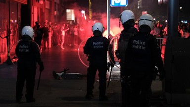 Sylwestrowe walki z policją w Belgii. Kobieta pogryzła funkcjonariusza