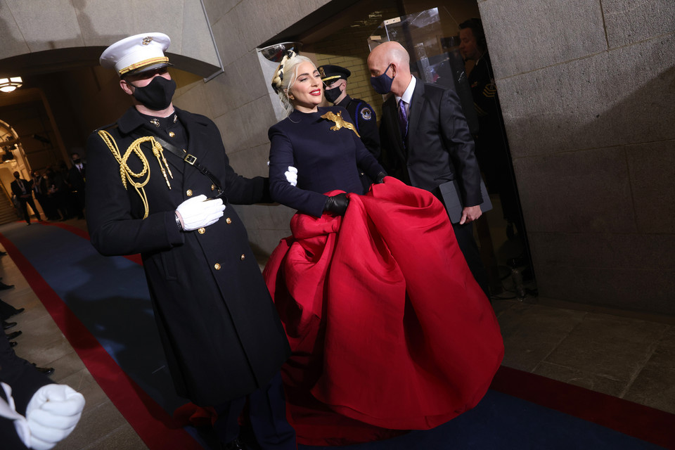 Lady Gaga śpiewa hymn podczas zaprzysiężenia Joego Bidena na prezydenta
