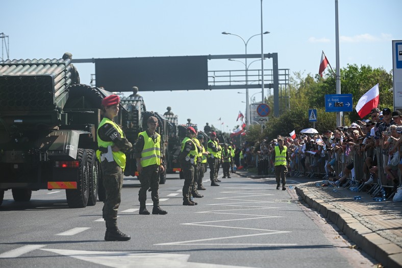 Warszawa, 15.08.2025. Defilada wojskowa na warszawskiej Wisłostradzie, w ramach obchodów Święta Wojska Polskiego, 15 bm. Tegoroczna defilada wojskowa odbywa się pod hasłem „Dziękujemy za Waszą służbę”. (mr) PAP/Marcin Obara