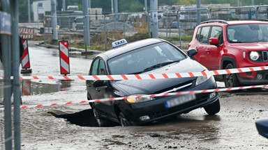 Awaria wodociągów w Szczecinie. Pod autem zapadła się jezdnia