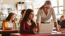 coraz więcej płacimy za korepetycje. "wyścig edukacyjny napędzają ambi