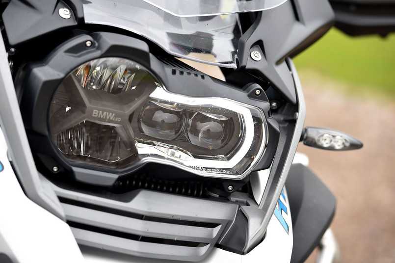 Nowy adventure BMW R 1200 GS to kontynuacja najpopularniejszego modelu bawarskiego producenta. Kolejne wcielenie GS’a przeszło lifting i ma nowe serce. Boxer kolejnej generacji dedykowany dla tego modelu to jednostka o dużym momencie 125 Nm, która dzięki dokonanym modyfikacjom ma jednocześnie zapewnić wysoką kulturę pracy. Cena wersji podstawowej niemal 54 tys. zł bez podatku.