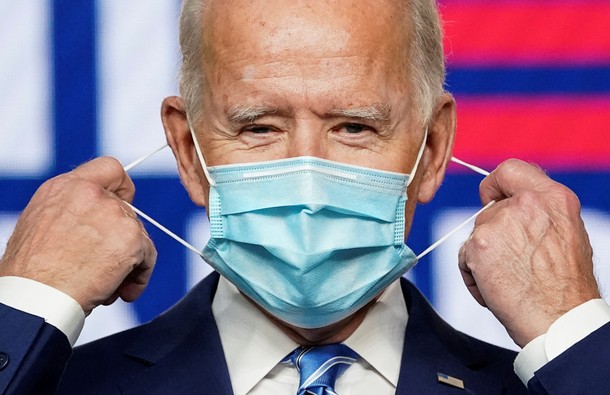 Joe Biden zdejmuje maseczkę, by przemówić do  Amerykanów  w Wilmington, 4 listopada 2020 r.