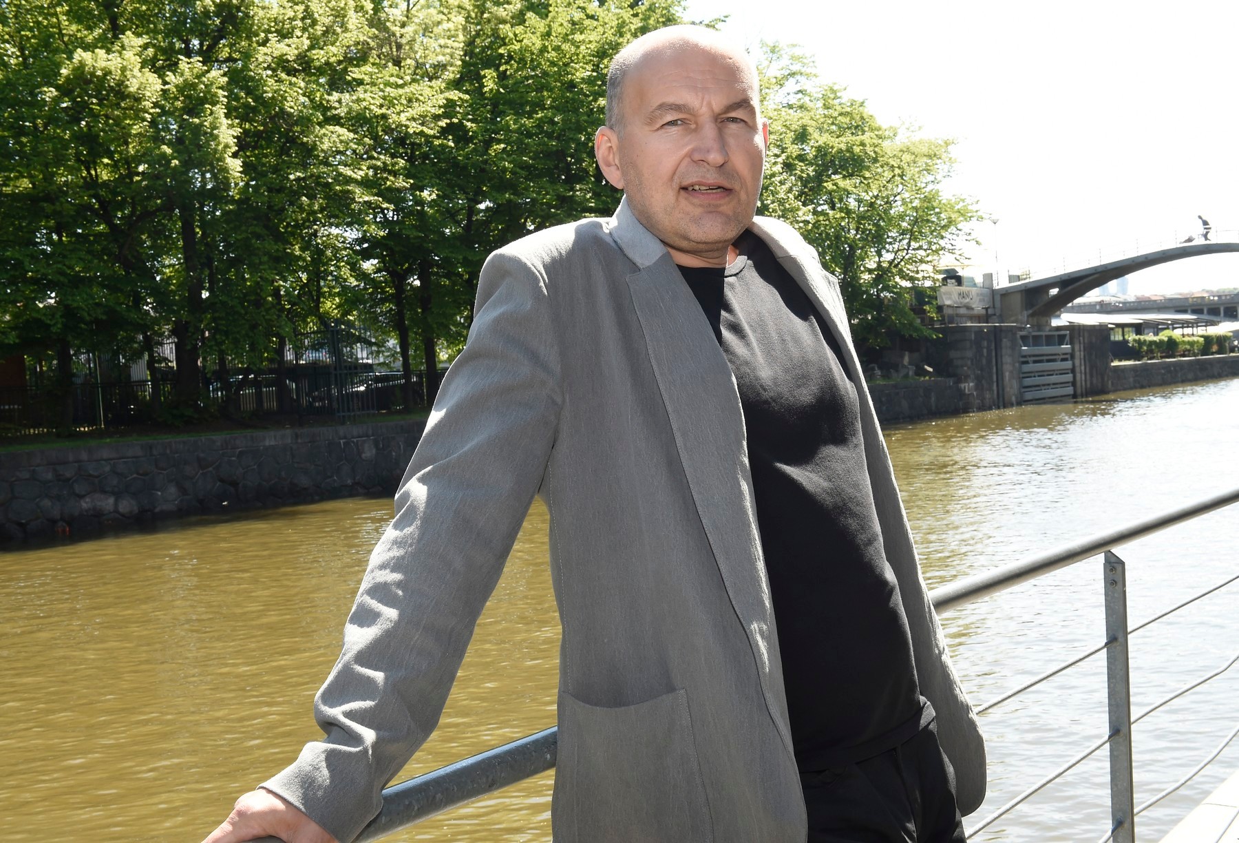 Český spevák, skladateľ, frontman skupiny Tři sestry Lou Fanánek Hagen, vlastným menom František Moravec.