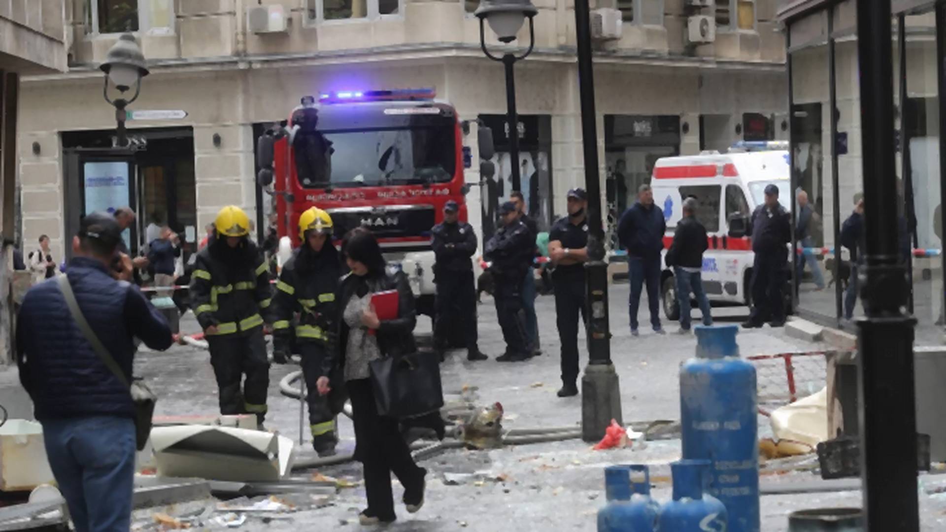 Prava je sreća što u eksploziji u centru Beograda nije povređeno više ljudi: čoveku su ruke ispečene, ostao je bez kose, a žena do njega bez odeće jer joj je izgorela