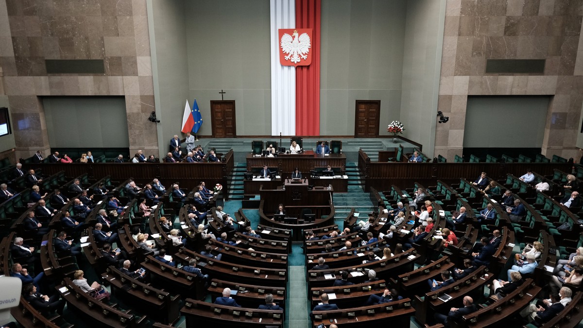 Koronawirus. Zaprzysiężenie Andrzeja Dudy. Obostrzenia w Sejmie