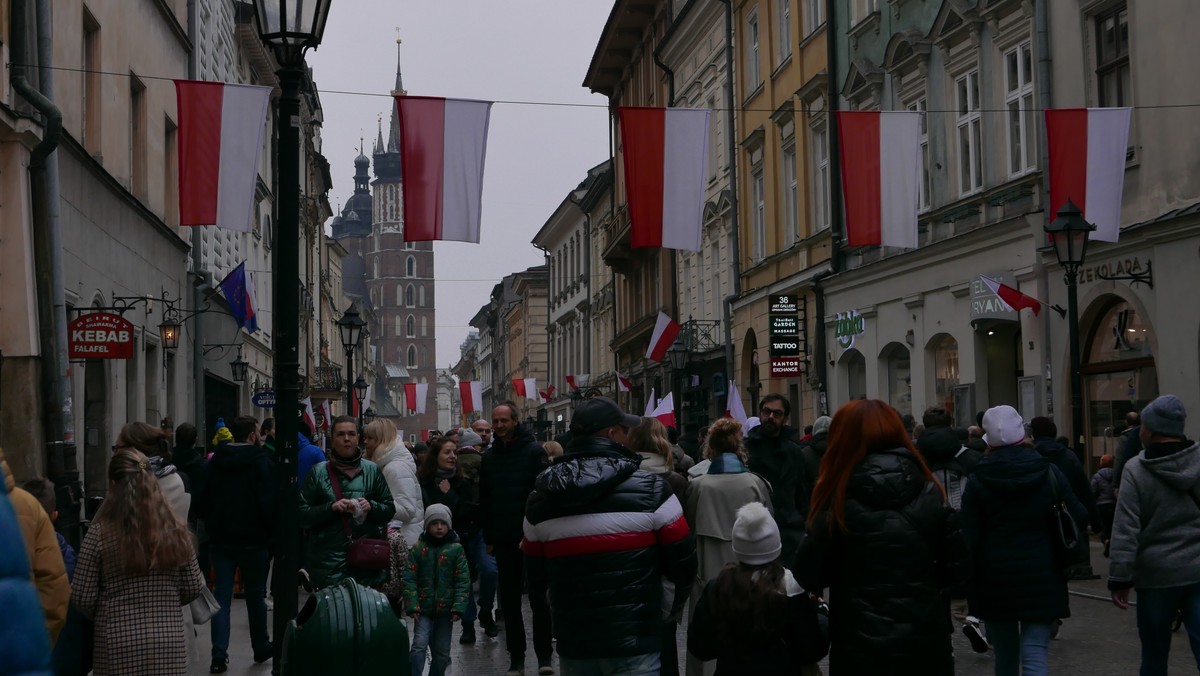 11 listopada, tuż przed 11 rano w Krakowie. Mżawka jak przez ostatnie kilka dni. Nastrojowe preludium do ważnego dnia, którego wielkości najwyraźniej nie docenili bogowie pogody — święta niepodległości Polski. Jak ono wygląda z perspektywy niemieckiej dziennikarki, która po raz pierwszy ogląda ten wyjątkowy dzień nad Wisłą.