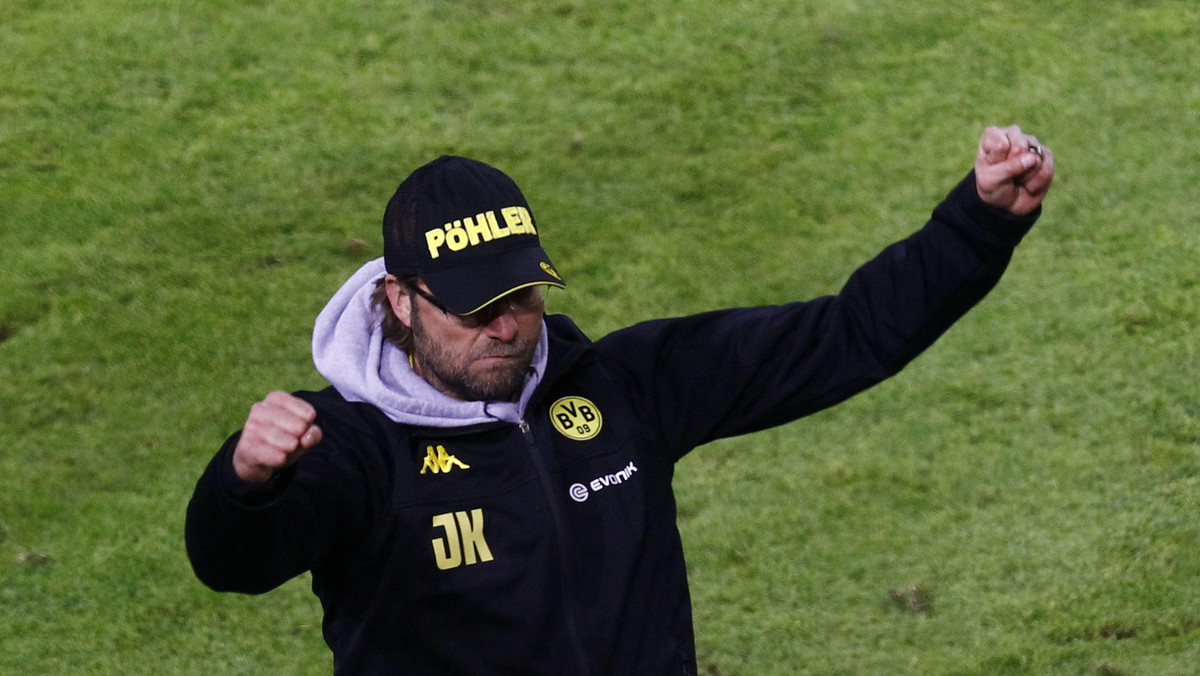 Borussia Dortmund notuje świetne wyniki, a za jednego z ich architektów uznawany jest Juergen Klopp. Nic więc dziwnego, że niemiecki szkoleniowiec jest łączony z przejściem do większego klubu. Dyrektor generalny BVB ostrzega jednak, że trener nigdzie się nie wybiera.