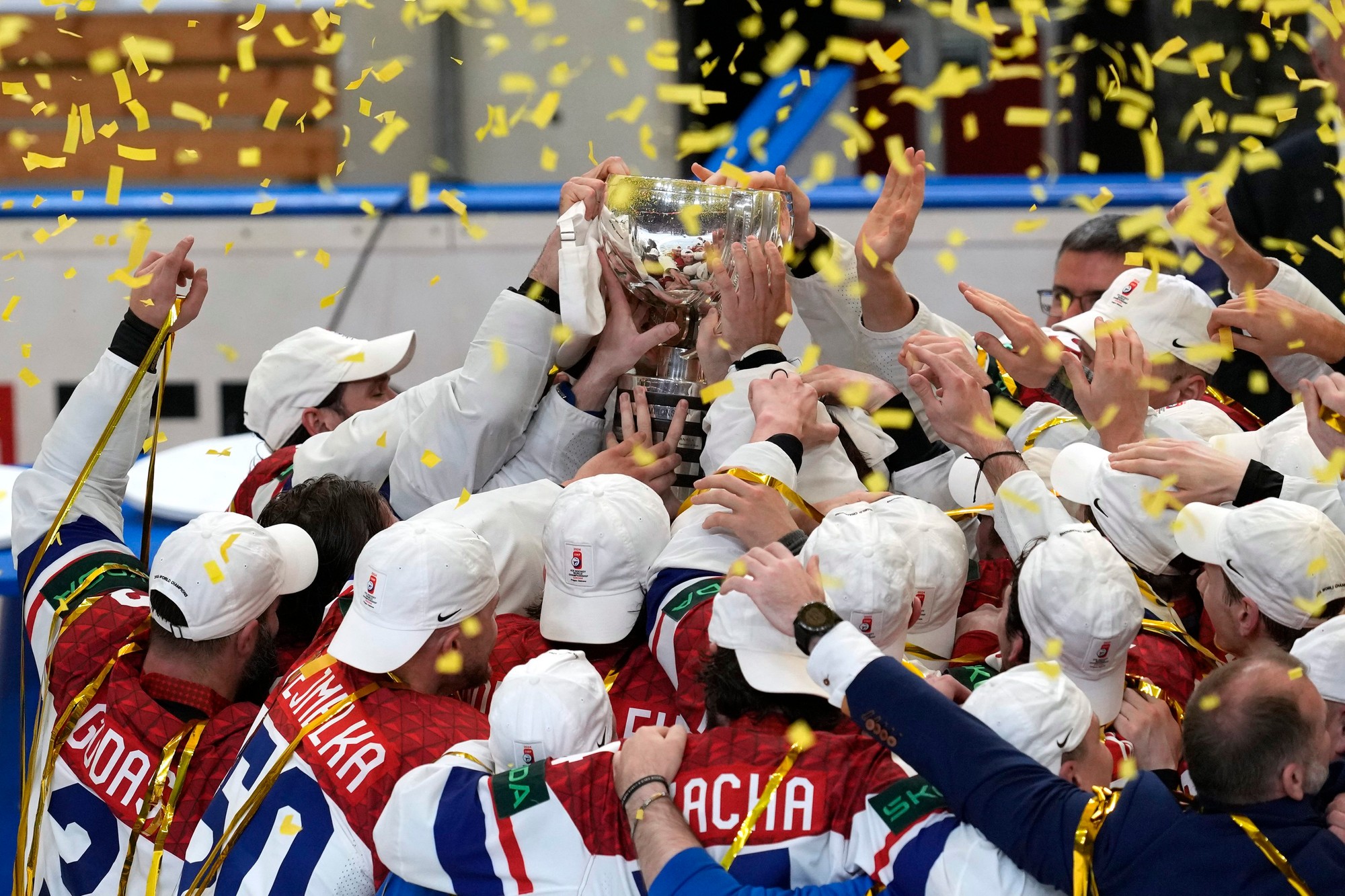 Českí hokejisti sa tešia z trofeje pre majstrov sveta.