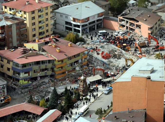 Widok zniszczonych budynków z helikoptera