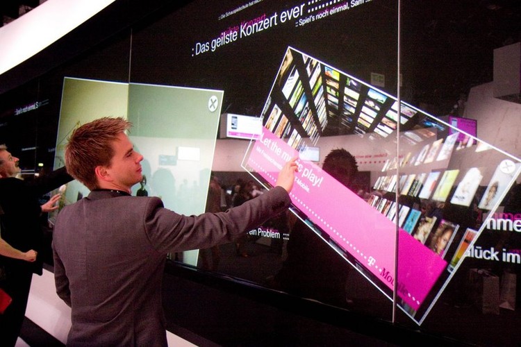 Podróżowanie pomiędzy 30 gigantycznymi halami wystawienniczymi...