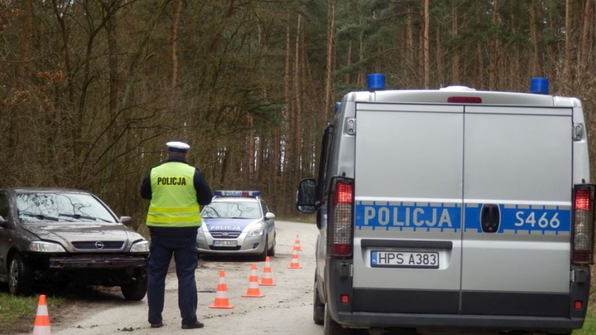 Pościgiem i uszkodzeniami samochodu zakończyła się ucieczka 59-letniego mieszkańca gminy Chmielnik, który był nietrzeźwy i miał zakaz kierowania pojazdami. Mężczyzna usiłował wręczyć policjantom 1000 zł łapówki. Groźni mu kara do 10 lat pozbawienia wolności.