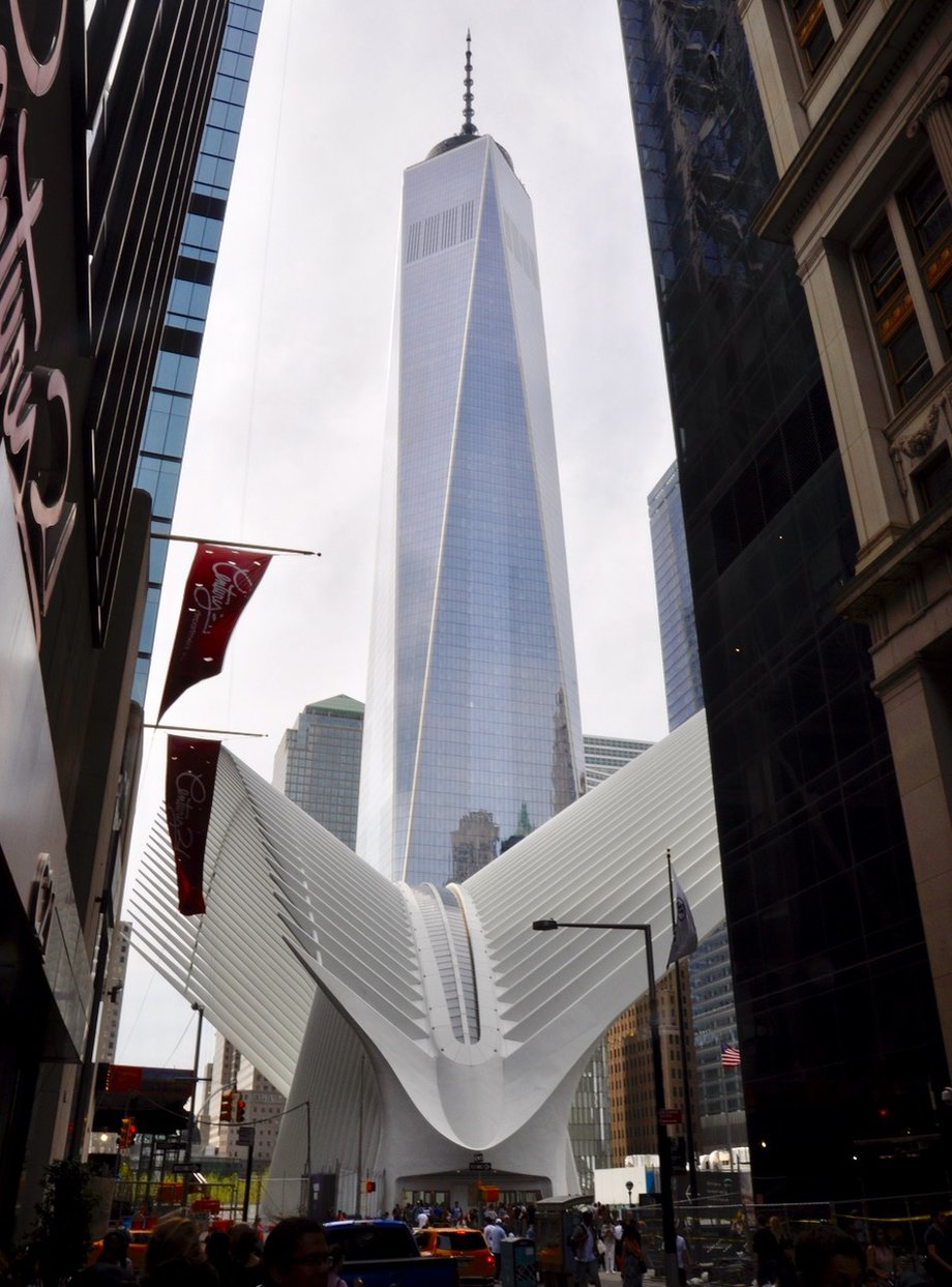 One World Trade Center (One WTC) stoi w Ground Zero. 11 września 2001 roku dwa samoloty B767 uderzyły w wieże Twin Towers, które zawalając się zmiażdżyły także hotel Mariott (WTC3). Kilka godzin później zawalił się też WTC7, a pozostałe budynki doznały uszkodzeń. W zamachu zginęły 2973 osoby. 