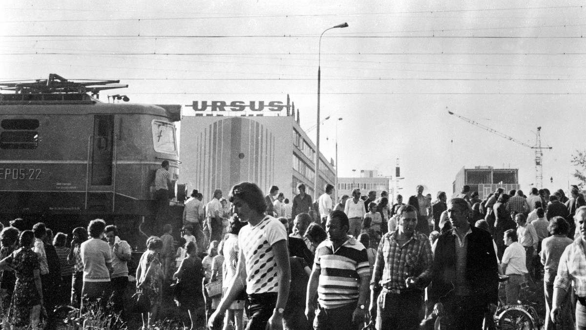 Robotnicy z Zakładów Mechanicznych w Ursusie blokują tory kolejowe, 25 czerwca 1976 r.