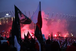 uczestnicy marszu na błoniach Stadionu Narodowego