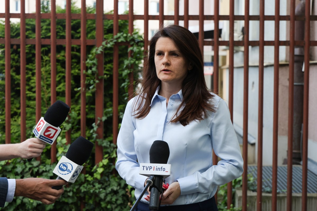 Rzecznik prasowy PO Warszawa-Praga prok. Karolina Staros podczas briefingu prasowego przed siedzibą Prokuratury Okręgowej Warszawa-Praga dot. zatrzymania trzech mężczyzn: liderów ruchu Rodacy Kamraci Wojciecha O. ps. "Jaszczur" i Marcina O. ps. "Ludwiczek" oraz związanego z ruchem Polskie Żółte Kamizelki Mirosława R. Prokuratura zarzuca zatrzymanym liczne przestępstwa