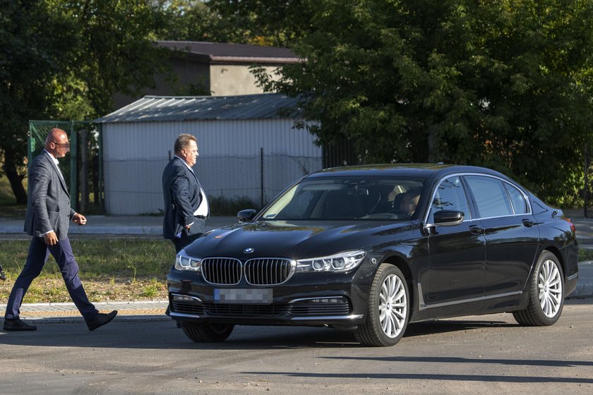 Poseł Zieliński jeździ rządową limuzyną