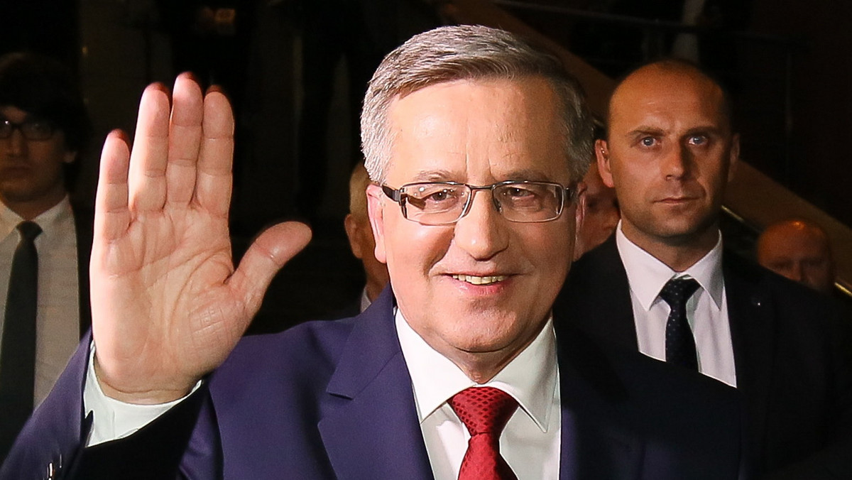 Prezydent Bronisław Komorowski ocenił, że jego konkurent, kandydat PiS Andrzej Duda zalicza się do kategorii polityków radykalnych, m.in. dlatego, że opowiadał się za karą więzienia za stosowanie metody in vitro; ma też - według niego - "obsesyjne" poglądy na katastrofę smoleńską.