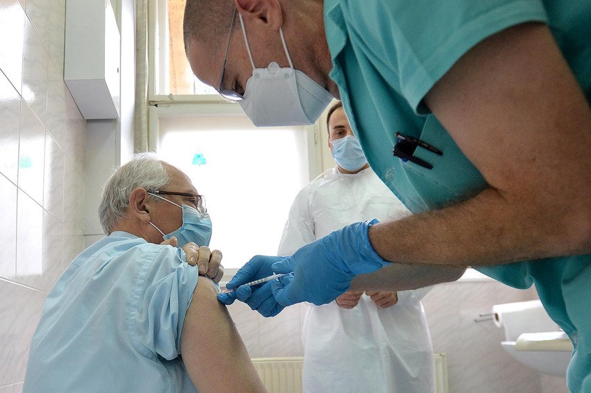 Dr Predrag Kon prima vakcinu 