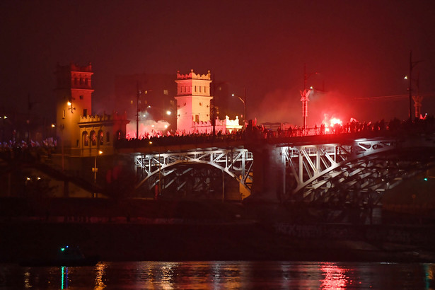 "Jesteśmy podbudowani, że pod hasłem +Bóg, Honor, Ojczyzna+ za realną suwerennością polityczną, gospodarczą i kulturową Polski manifestowało tak wielu Polaków” - podkreślił Winnicki.