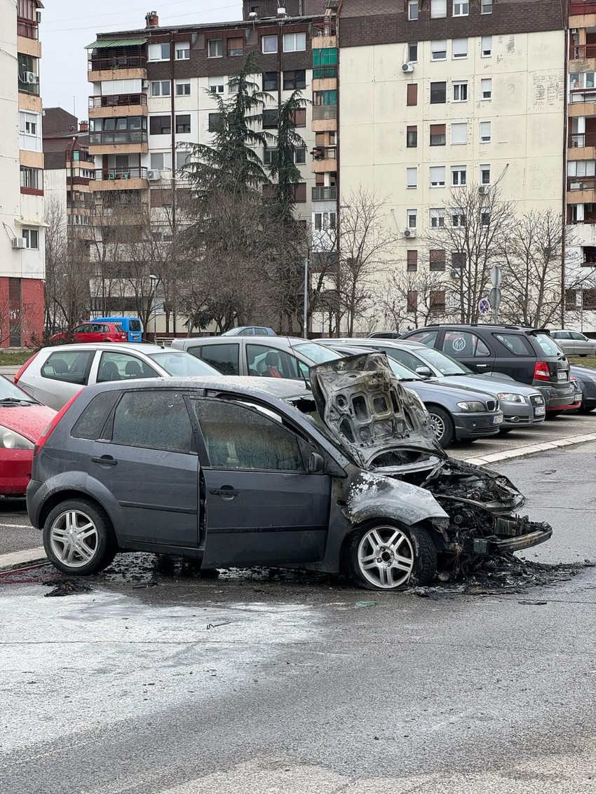 Ugašen automobil koji je goreo u Mileve Marić Ajnštajn