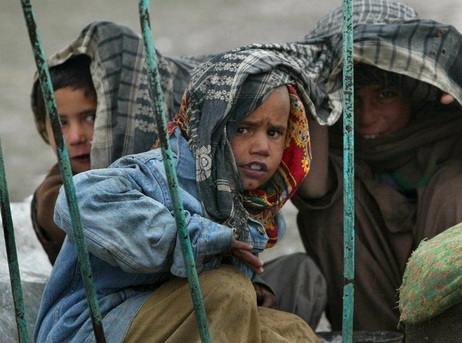 13 stycznia 2002, dzieci w obozie dla uchodźców pod Kabulem