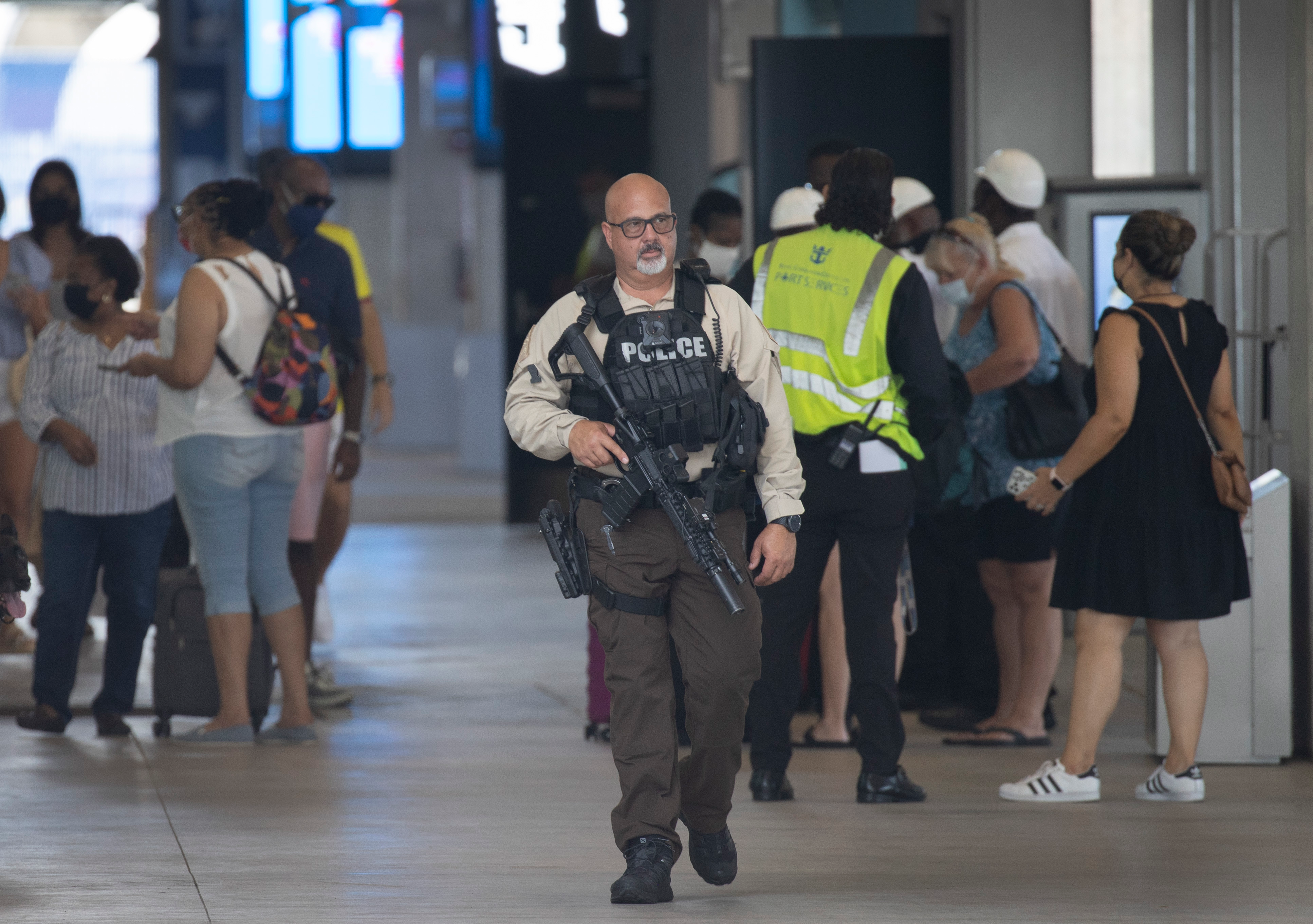 Royal Caribbean: accoltella collega e si lancia in mare