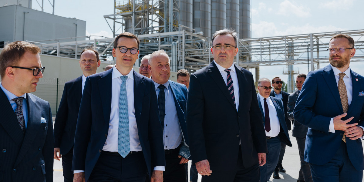 Oficjalne otwarcie fabryki Polimery Police z udziałem ówczesnego premiera Mateusza Morawieckiego (drugi od lewej) i prezesa Azotów Tomasza Hinca (trzeci od lewej). Police, 22 czerwca 2023 r.