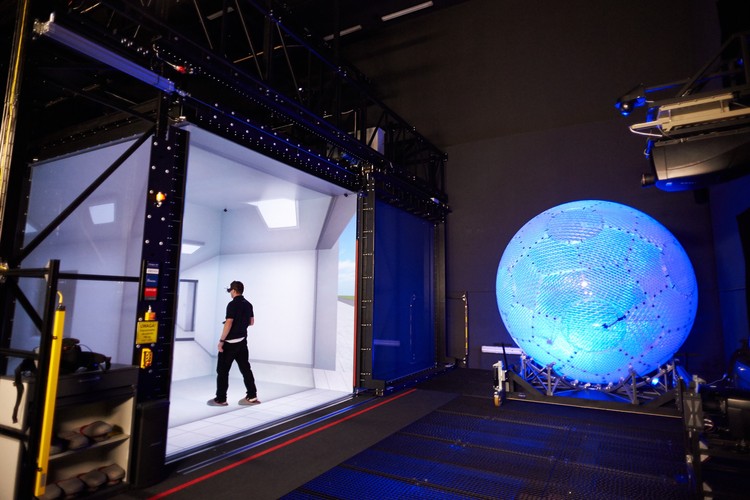 Wirtualna jaskinia (od skrótu CAVE – z ang. Cave Automatic Virtual Environment) to sześcian o bokach 3,4 metra. Wszystkie ściany pełnią rolę ekranów, na których wyświetlane są obrazy o wysokiej rozdzielczości w technice 3D.
<br><br>

fot. (aw/cat) PAP/Adam Warżawa