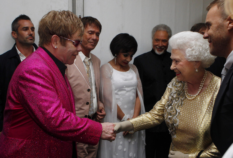 Elton John i Elżbieta II podczas Diamentowego Jubileuszu