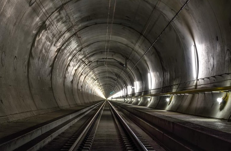 Gigantyczne wiertła, które w ciągu dnia pokonywały ok. 30 metrów