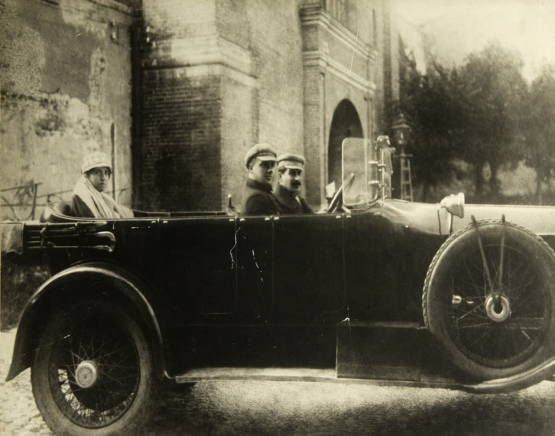 Stalin i jego kierowca z przodu, Nadia z tyłu w jednej z kremlowskich limuzyn. Nadieżda Alliłujewa, druga żona Stalina, odebrała sobie życie w 1932 r.