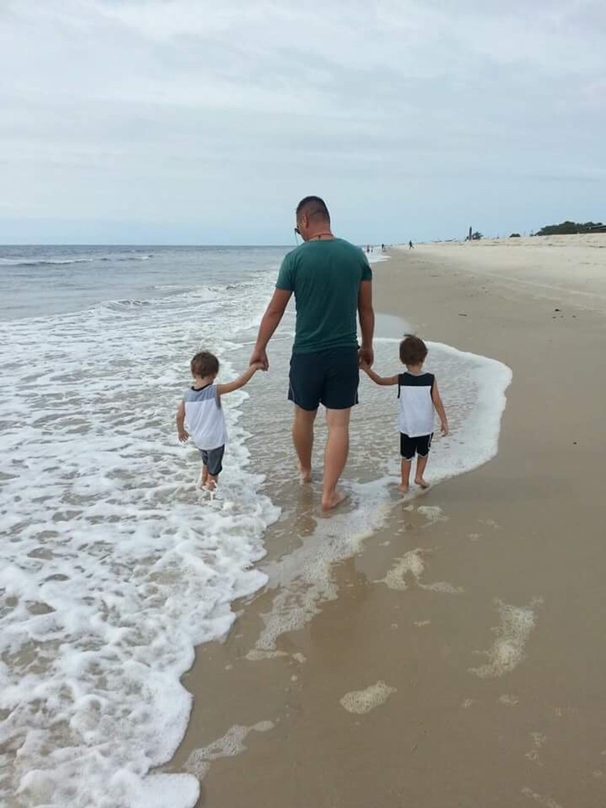 Otac i sinovi u šetnji