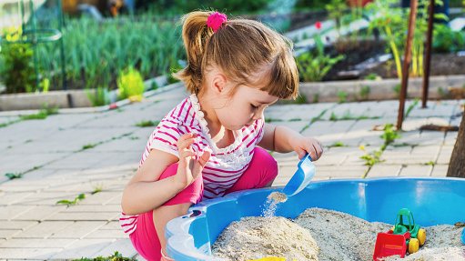 Plastikowa piaskownica to ciekawy gadżet, który świetnie sprawdza się w ogrodzie 