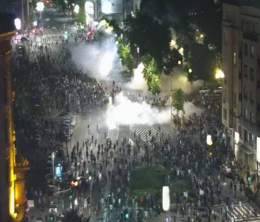 Trenutak kada su bačeni suzavci