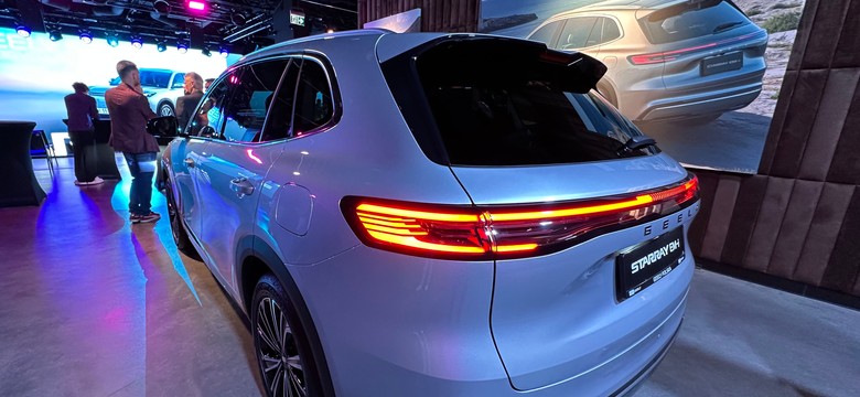 Nowy SUV już w salonach. Spala 2,4 l na 100 km. Ile kosztuje?