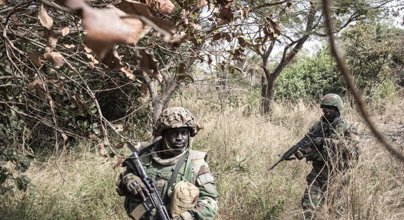 Des militaires sénégalais patrouillent dans la forêt de Blaze, en Casamance, le 9 février 2021. 