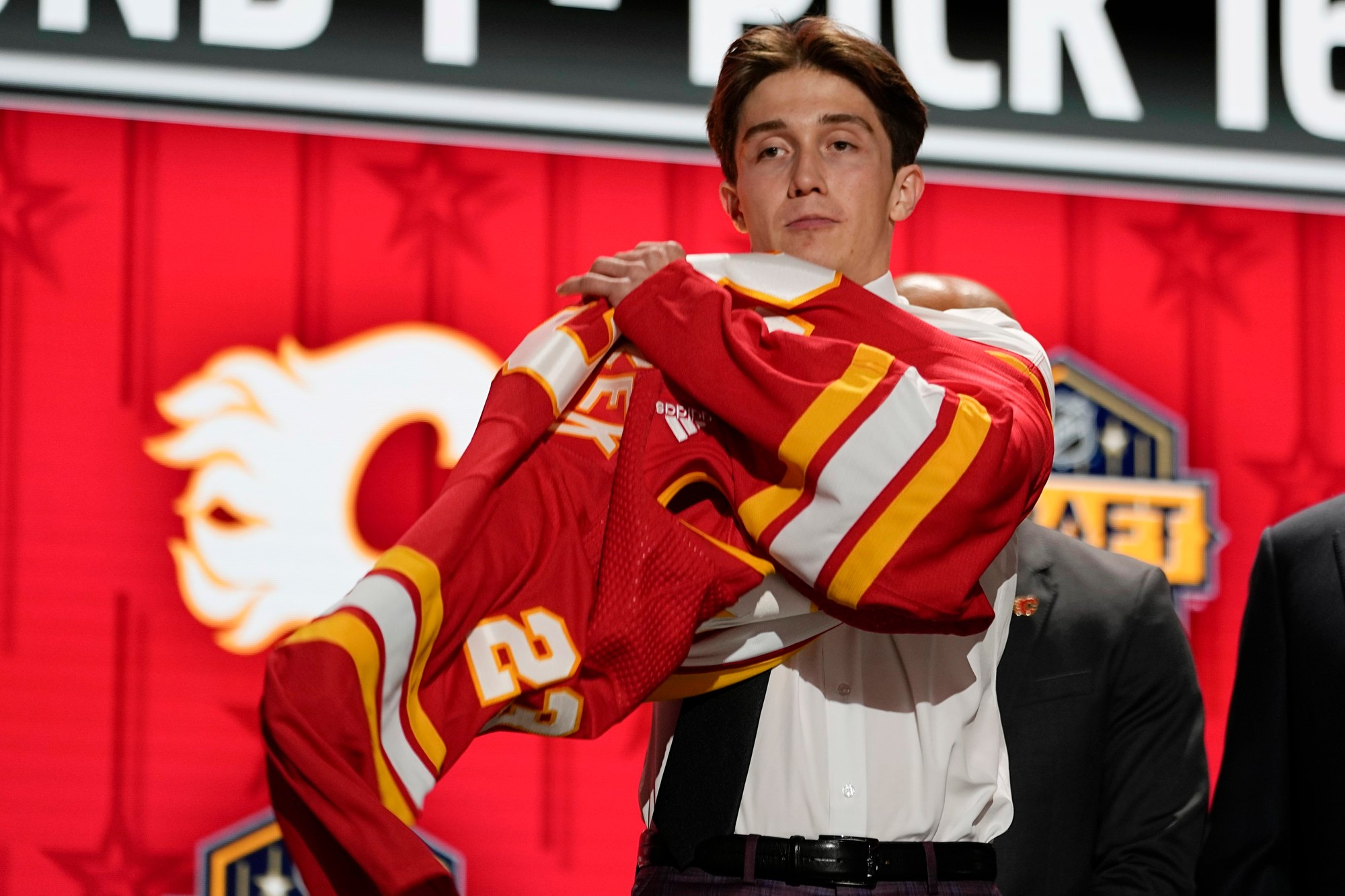 Po Samuelovi Honzekovi siahlo zo 16. priečky Calgary Flames.
