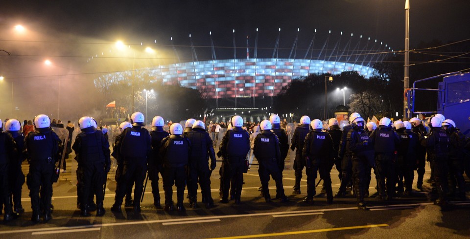 WARSZAWA MARSZ NIEPODLEGŁOŚCI 2014 NARODOWCY (Policja)